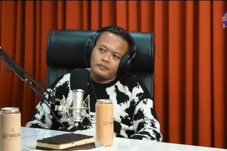 Di tengah gemerlap dunia hiburan Indonesia, nama Sule sudah tak asing lagi. Seorang komedian, aktor, dan presenter yang telah menghibur masyarakat selama bertahun-tahun. Namun, baru-baru ini, Sule menarik perhatian publik dengan keputusan mengejutkannya untuk menjual semua mobil mewah yang dimiliki. Keputusan ini pun memicu beragam spekulasi dan diskusi di kalangan netizen. Beberapa menduga bahwa langkah ini merupakan bentuk pembalasan setelah mengalami masalah pribadi, sedangkan yang lain melihatnya sebagai upaya untuk menunjukkan bahwa kepemilikan barang-barang mewah tidak selalu memiliki nilai positif. Dalam artikel ini, kita akan membahas lebih dalam mengenai fenomena ini, serta menyingkap berbagai perspektif yang ada di balik keputusan Sule untuk menjual mobil-mobil mewahnya. 1. Mobil Mewah dan Status Sosial Mobil mewah sering kali diasosiasikan dengan status sosial seseorang. Di Indonesia, memiliki mobil dari merek-merek ternama seperti Ferrari, Lamborghini, atau bahkan Rolls Royce adalah simbol keberhasilan. Banyak orang beranggapan bahwa mobil yang mahal menandakan prestise dan kekayaan pemiliknya. Dalam konteks ini, Sule yang dikenal sebagai salah satu komedian paling sukses di tanah air, tentu saja memiliki daya tarik lebih dengan koleksi mobilnya yang mengesankan. Namun, apakah benar bahwa memiliki mobil mewah memberikan manfaat yang substansial dalam kehidupan seseorang? Sule sendiri, melalui keputusan menjual semua mobilnya, tampaknya ingin menekankan bahwa kebahagiaan dan nilai diri seseorang tidak ditentukan oleh barang-barang materi. Di dalam masyarakat yang sering kali terjebak dalam pandangan sempit mengenai status sosial, hal ini bisa dibilang sebagai pengingat bahwa makna sejati dari kesuksesan tidak terletak pada apa yang kita miliki, melainkan pada apa yang kita lakukan dan bagaimana kita berkontribusi pada masyarakat. Sebagai seorang publik figur, Sule mempunyai pengaruh besar terhadap banyak orang. Dengan menjual mobil-mobil mewahnya, ia mungkin ingin mengajak para penggemar dan masyarakat luas untuk berpikir lebih kritis tentang nilai-nilai yang mereka anut. Apakah mereka lebih menghargai kebahagiaan dan hubungan sosial, ataukah mereka lebih berfokus pada penampilan luar dan kesan yang ditampilkan di hadapan orang lain? 2. Dampak Emosional dari Kepemilikan Barang Mewah Dari perspektif psikologi, kepemilikan barang-barang mewah dapat menimbulkan berbagai dampak emosional. Bagi sebagian orang, memiliki mobil mewah dapat memberikan rasa percaya diri yang tinggi. Mereka merasa lebih dihargai dan diakui oleh orang lain. Namun, di sisi lain, ada juga orang yang merasa tertekan atau cemas karena harus mempertahankan citra tertentu di depan publik. Hal ini bisa menjadi beban tersendiri, yang justru merugikan kesejahteraan mental seseorang. Sule, dalam menjalani kehidupannya sebagai seorang entertainer, tentu saja sering kali berada di bawah sorotan publik. Menjual mobil-mobil mewahnya bisa jadi merupakan salah satu cara untuk melepaskan diri dari beban tersebut. Dengan tidak lagi terikat pada status sosial yang ditentukan oleh barang-barang materi, Sule mungkin merasa lebih bebas untuk menjadi diri sendiri. Hal ini mengindikasikan bahwa ia lebih memilih untuk mengejar kebahagiaan sejati daripada sekadar tampak kaya di mata masyarakat. Pengalaman pribadi Sule bisa jadi mencerminkan kondisi banyak orang di luar sana. Dalam masyarakat yang terus-menerus terpapar oleh iklan dan promosi barang-barang mewah, penting untuk diingat bahwa kebahagiaan tidak selalu bisa dibeli. Pada akhirnya, hubungan yang kita jalin dengan orang lain, serta bagaimana kita memaknai hidup, jauh lebih berharga daripada mobil atau barang-barang lain yang kita miliki. 3. Menolak Budaya Konsumerisme Keputusan Sule untuk menjual semua mobil mewahnya juga bisa dilihat sebagai bentuk penolakan terhadap budaya konsumerisme yang semakin mengakar dalam masyarakat. Di era modern ini, banyak orang terjebak dalam siklus konsumsi yang berlebihan. Mereka merasa perlu membeli barang-barang mahal untuk memenuhi ekspektasi sosial atau untuk merasa bahagia. Namun, pada kenyataannya, budaya konsumerisme sering kali hanya menghasilkan kepuasan yang sementara. Dengan mengambil langkah untuk menjual mobil-mobilnya, Sule memberikan pesan bahwa hidup sederhana bisa menjadi pilihan yang lebih baik. Ia menunjukkan bahwa hidup tidak perlu dikelilingi oleh barang-barang mahal untuk meraih kebahagiaan. Hal ini juga bisa memicu refleksi bagi banyak orang untuk lebih bijak dalam mengelola keuangan dan menghindari pemborosan. Di tengah segala kemewahan, Sule memilih untuk menghargai nilai-nilai yang lebih mendalam. Ini bisa menjadi contoh bagi banyak orang untuk menyadari bahwa kebahagiaan sejati tidak terletak pada jumlah barang yang kita miliki, tetapi pada kualitas hidup dan hubungan yang kita jalani. Dengan pendekatan ini, Sule tidak hanya memberikan inspirasi bagi penggemarnya, tetapi juga mengajak masyarakat untuk berpikir ulang tentang apa yang sebenarnya penting dalam hidup. 4. Reaksi Publik terhadap Keputusan Sule Setelah Sule mengumumkan keputusan untuk menjual semua mobilnya, berbagai reaksi muncul dari publik. Ada yang mendukung langkahnya dan menganggapnya sebagai tindakan berani, sementara ada juga yang skeptis dan beranggapan bahwa ini hanya gimmick untuk menarik perhatian. Reaksi ini mencerminkan betapa kompleksnya hubungan antara publik figur dan masyarakat. Bagi sebagian orang, keputusan Sule mungkin dianggap sebagai bentuk ketulusan dan keberanian untuk tampil apa adanya. Mereka melihatnya sebagai tindakan yang meruntuhkan stereotip bahwa seorang selebriti harus selalu memiliki barang-barang mewah untuk dianggap sukses. Namun, di sisi lain, skeptisisme juga muncul dari orang-orang yang mempertanyakan apakah tindakan ini benar-benar tulus atau hanya sekadar strategi untuk menjaga citra di tengah masalah yang dihadapi. Dalam konteks ini, penting untuk menyadari bahwa setiap individu memiliki cara masing-masing untuk mengatasi tekanan sosial. Keputusan Sule bisa jadi mendorong orang lain untuk lebih terbuka dalam berbagi pengalaman mereka tanpa rasa takut dihakimi. Reaksi publik ini juga menunjukkan bahwa masyarakat semakin sadar akan pentingnya nilai-nilai yang lebih dalam, dan bahwa tindakan sederhana bisa memiliki dampak yang jauh lebih besar daripada yang mungkin kita bayangkan.