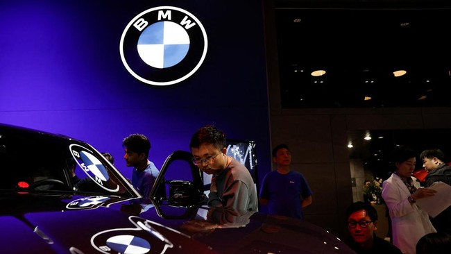 Dalam beberapa tahun terakhir, pasar otomotif Indonesia telah menunjukkan perkembangan yang cukup pesat, dengan berbagai merek mobil berlomba-lomba untuk mendapatkan hati konsumen. Di antara merek-merek tersebut, BMW menonjol sebagai salah satu produsen mobil premium yang berhasil mencatat penjualan tinggi. Data terbaru menunjukkan bahwa pada kuartal pertama tahun 2024, BMW mencetak angka penjualan yang tertinggi di Indonesia, yang menegaskan popularitas dan daya tarik merek ini di kalangan konsumen. Artikel ini akan membahas sejumlah faktor yang berkontribusi terhadap keberhasilan penjualan BMW di Indonesia, termasuk strategi pemasaran yang tepat, inovasi teknologi, pengembangan produk, dan kepuasan pelanggan. 1. Strategi Pemasaran yang Efektif Salah satu faktor utama yang berkontribusi pada suksesnya penjualan BMW di Indonesia adalah strategi pemasarannya yang efektif. BMW telah mengembangkan pendekatan pemasaran yang terintegrasi, memanfaatkan berbagai saluran komunikasi untuk menjangkau target audiensnya. Di era digital saat ini, BMW tidak hanya mengandalkan iklan tradisional, tetapi juga memanfaatkan media sosial, influencer, dan kampanye digital yang menarik untuk menciptakan kesadaran merek yang lebih luas. BMW juga sering mengadakan acara peluncuran mobil baru dan test drive eksklusif untuk menarik perhatian konsumen. Acara-acara ini tidak hanya memberikan kesempatan bagi konsumen untuk merasakan pengalaman berkendara mobil BMW, tetapi juga menciptakan momen yang dapat dibagikan di media sosial, yang berkontribusi pada pemasaran dari mulut ke mulut. Selain itu, BMW juga memperhatikan segmentasi pasar dengan baik, menentukan target audiens yang tepat untuk setiap model kendaraannya, sehingga komunikasi dan promosi yang dilakukan lebih relevan. Penting untuk dicatat bahwa BMW juga berfokus pada penciptaan pengalaman pelanggan yang luar biasa. Mereka memberikan layanan purna jual yang baik, termasuk program pemeliharaan dan garansi yang menarik. Hal ini tidak hanya meningkatkan kepuasan pelanggan tetapi juga menciptakan loyalitas terhadap merek. Dengan pendekatan pemasaran yang berfokus pada pengalaman pelanggan dan interaksi yang kuat, BMW berhasil membangun citra merek yang positif di pasar Indonesia. 2. Inovasi Teknologi dan Keberlanjutan Inovasi teknologi adalah elemen penting yang mendorong penjualan BMW di Indonesia. Merek ini dikenal dengan komitmennya untuk menghadirkan teknologi terkini dalam setiap produk yang mereka luncurkan. Mulai dari sistem infotainment yang canggih hingga fitur keselamatan mutakhir, BMW selalu berusaha untuk memberikan nilai tambah bagi konsumennya. Salah satunya adalah melalui penggunaan teknologi elektrifikasi dalam beberapa modelnya, yang sejalan dengan tren global menuju mobilitas yang lebih berkelanjutan. BMW juga telah meluncurkan beberapa model kendaraan listrik (EV) yang menarik perhatian konsumen yang semakin peduli terhadap isu lingkungan. Dengan menawarkan opsi kendaraan yang lebih ramah lingkungan, BMW tidak hanya memenuhi kebutuhan pasar tetapi juga mendukung upaya pemerintah dalam mengurangi emisi karbon. Hal ini menunjukkan bahwa BMW tidak hanya fokus pada keuntungan jangka pendek, tetapi juga berkomitmen untuk masa depan yang lebih baik. Di samping itu, BMW juga terus melakukan penelitian dan pengembangan (R&D) untuk menghadirkan fitur-fitur baru yang dapat meningkatkan kenyamanan dan keamanan berkendara. Misalnya, sistem kemudi otonom dan teknologi konektivitas yang memungkinkan pengemudi untuk tetap terhubung dengan dunia luar tanpa mengganggu fokus mereka saat berkendara. Inovasi ini bukan hanya menarik bagi penggemar teknologi, tetapi juga memberikan rasa aman yang lebih bagi konsumen, sehingga meningkatkan minat untuk membeli mobil BMW. 3. Pengembangan Produk yang Beragam Pengembangan produk yang beragam juga memegang peranan penting dalam kesuksesan penjualan BMW di Indonesia. Merek ini menawarkan berbagai model yang dapat memenuhi berbagai segmen pasar, mulai dari sedan mewah hingga SUV yang tangguh dan kendaraan listrik. Dengan pilihan produk yang luas, BMW mampu menjangkau berbagai konsumen dengan kebutuhan dan preferensi yang berbeda. BMW X Series, misalnya, telah menjadi salah satu model SUV yang paling diminati di Indonesia. SUV ini menawarkan kombinasi antara kenyamanan dan performa yang kuat, sehingga sangat cocok untuk berbagai kondisi jalan di Indonesia. Selain itu, BMW juga menghadirkan model-model sedan seperti Seri 3 dan Seri 5 yang telah terbukti populer di kalangan profesional muda yang menginginkan kendaraan premium dengan performa tinggi dan desain yang elegan. Melalui pengembangan produk yang beragam, BMW dapat menarik pelanggan dari berbagai latar belakang, termasuk konsumen yang baru pertama kali membeli mobil premium. Dengan memberikan berbagai opsi, BMW meningkatkan peluang untuk menjual lebih banyak unit. Selain itu, peluncuran model-model terbaru yang dilengkapi dengan fitur-fitur canggih juga menciptakan buzz di pasar, mendorong konsumen untuk segera beralih ke model terbaru. 4. Kepuasan Pelanggan dan Layanan Purna Jual Kepuasan pelanggan adalah aspek yang tidak boleh diabaikan dalam strategi penjualan mobil. BMW Indonesia telah menunjukkan komitmennya untuk memberikan pengalaman pelanggan yang luar biasa, mulai dari proses pembelian hingga layanan purna jual. Salah satu cara mereka melakukannya adalah dengan menawarkan layanan konsultasi yang profesional dan informatif di dealer-dealer resmi mereka. Dealer BMW berusaha untuk memberikan layanan yang personal kepada setiap pelanggan, memahami kebutuhan dan preferensi mereka. Konsultasi ini membantu pelanggan untuk memilih model yang paling sesuai dengan gaya hidup mereka. Selain itu, BMW juga menawarkan paket pemeliharaan dan garansi yang menarik, yang memberikan kepercayaan tambahan bagi pelanggan bahwa investasi mereka dilindungi. Kepuasan pelanggan juga tercermin dari umpan balik positif yang mereka berikan melalui platform online. Banyak pelanggan yang puas dengan kinerja kendaraan serta layanan yang mereka terima dari dealer. Hal ini berkontribusi pada reputasi positif BMW di pasar, yang pada gilirannya mendorong penjualan lebih lanjut. Dengan menjaga hubungan baik dengan pelanggan dan mendengarkan umpan balik mereka, BMW berhasil menciptakan loyalitas merek yang tinggi.