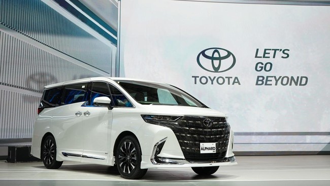 Seiring dengan semakin dekatnya peringatan Hari Ulang Tahun Republik Indonesia (HUT RI) yang ke-78, permintaan akan kendaraan mewah seperti Toyota Alphard mengalami lonjakan signifikan. Hal ini tidak terlepas dari berbagai acara dan kegiatan yang biasanya diselenggarakan menjelang HUT RI, di mana para penyelenggara, baik individu maupun perusahaan, ingin memberikan kesan yang lebih istimewa dengan menggunakan kendaraan premium. Di Ibu Kota Negara (IKN) yang baru, harga sewa Alphard bahkan telah menembus angka Rp25 juta per hari. Artikel ini akan membahas lebih dalam terkait fenomena ini dengan melihat berbagai aspek, mulai dari faktor penyebab tingginya harga sewa, keuntungan menggunakan kendaraan tersebut, hingga dampak ekonomi dan sosial yang dihasilkan. 1. Faktor Penyebab Lonjakan Harga Sewa Alphard Lonjakan harga sewa Alphard hingga Rp25 juta per hari menjelang HUT RI di IKN tidak terjadi tanpa alasan. Ada beberapa faktor yang berkontribusi terhadap fenomena ini. Peningkatan Permintaan Pertama, peningkatan permintaan akan kendaraan mewah selama periode menjelang HUT RI sangat signifikan. Banyak perusahaan dan individu yang ingin menyewa kendaraan ini untuk berbagai keperluan, mulai dari acara resmi, pesta, hingga perayaan lainnya. Dalam situasi ini, perusahaan penyewaan mobil tidak hanya menghadapi permintaan tinggi, tetapi juga harus berkompetisi dengan penyewa lain yang juga menginginkan kendaraan serupa. Keterbatasan Jumlah Kendaraan Kedua, keterbatasan jumlah kendaraan premium yang tersedia di IKN juga menjadi faktor penyebab. Meskipun Alphard merupakan salah satu kendaraan yang cukup populer, namun tidak semua perusahaan penyewaan memiliki armada yang memadai. Sementara itu, banyak penyewa yang bersedia membayar lebih untuk mendapatkan kendaraan yang sesuai dengan kebutuhan mereka, sehingga perusahaan penyewaan memanfaatkan momen ini untuk menaikkan harga. Kualitas Layanan Ketiga, kualitas layanan yang ditawarkan oleh penyedia sewa juga mempengaruhi harga. Banyak penyewa yang tidak hanya mencari kendaraan, tetapi juga layanan tambahan seperti sopir profesional, fasilitas penjemputan, dan layanan VIP lainnya. Semakin lengkap layanan yang ditawarkan, semakin tinggi pula harga yang bisa dikenakan. Momentum Perayaan Keempat, momentum perayaan HUT RI itu sendiri memberikan nilai lebih bagi penyewa. Dalam konteks kebangsaan, banyak orang yang merasa terikat untuk merayakan momen ini dengan cara yang spesial. Hal ini menciptakan permintaan yang lebih besar untuk kendaraan yang dapat memberikan kenyamanan dan kemewahan. 2. Keuntungan Menggunakan Alphard untuk Acara Spesial Menggunakan Toyota Alphard sebagai kendaraan untuk acara spesial memiliki berbagai keuntungan yang membuatnya menjadi pilihan populer di kalangan masyarakat. Kenyamanan Pertama dan terpenting adalah kenyamanan yang ditawarkan oleh Alphard. Kendaraan ini dirancang untuk memberikan pengalaman berkendara yang premium, dengan ruang kabin yang luas, kursi yang nyaman, dan berbagai fitur modern yang mendukung kenyamanan penumpang. Dalam acara-acara formal, kenyamanan ini menjadi sangat penting, karena penyewa berharap untuk tampil terbaik dan merasa nyaman sepanjang perjalanan. Citra dan Status Sosial Kedua, menggunakan Alphard juga berkaitan dengan citra dan status sosial. Kendaraan ini dikenal sebagai simbol kemewahan dan prestise. Banyak orang yang memilih untuk menyewa Alphard karena ingin menunjukkan status sosial mereka dalam acara-acara resmi. Apalagi menjelang HUT RI, di mana banyak individu dan perusahaan berusaha untuk tampil dengan cara yang paling mengesankan. Fasilitas Lengkap Ketiga, Alphard dilengkapi dengan berbagai fasilitas yang mendukung perjalanan. Misalnya, sistem audio yang canggih, AC yang berkualitas, dan fitur keselamatan yang tinggi. Semua ini membuat pengalaman berkendara menjadi lebih menyenangkan, terutama dalam situasi di mana perjalanan mungkin memakan waktu. Fleksibilitas Penggunaan Keempat, fleksibilitas penggunaan juga menjadi keuntungan tersendiri. Alphard dapat digunakan untuk berbagai jenis acara, mulai dari pernikahan, rapat bisnis, hingga acara keluarga. Ini memungkinkan penyewa untuk memanfaatkan kendaraan yang sama untuk berbagai keperluan, sehingga memberikan nilai lebih dari segi biaya. 3. Dampak Ekonomi Penetapan Harga Tinggi Dari sudut pandang ekonomi, penetapan harga tinggi untuk sewa kendaraan seperti Alphard memiliki dampak yang beragam. Peningkatan Pendapatan untuk Penyedia Sewa Pertama, peningkatan harga sewa memberikan dampak positif bagi penyedia layanan sewa kendaraan. Dengan permintaan yang tinggi, mereka dapat meningkatkan pendapatan yang dapat digunakan untuk memperbaiki layanan mereka atau menambah armada kendaraan. Pengaruh terhadap Ekonomi Lokal Kedua, sewa kendaraan premium juga berdampak pada ekonomi lokal. Banyak penyedia layanan sewa kendaraan mengandalkan pendapatan dari penyewaan ini untuk mendukung operasional mereka, termasuk pembayaran gaji karyawan, pemeliharaan kendaraan, dan biaya operasional lainnya. Ini secara tidak langsung mendukung perekonomian lokal di IKN. Kenaikan Harga Barang dan Jasa Lainnya Namun, di sisi lain, kenaikan harga sewa dapat mempengaruhi keputusan konsumen untuk menggunakan jasa sewa lainnya. Ketika harga sewa kendaraan premium meningkat, ada kemungkinan konsumen akan mencari alternatif lain yang lebih terjangkau, yang dapat mempengaruhi permintaan terhadap layanan yang lebih rendah. Perubahan Tren Konsumsi Sejalan dengan itu, tren konsumsi masyarakat juga dapat berubah. Dengan semakin populernya kendaraan sewa premium, ada kemungkinan masyarakat akan lebih sering memilih untuk menyewa daripada memiliki kendaraan pribadi, yang bisa berdampak pada industri otomotif secara keseluruhan. 4. Respons Masyarakat terhadap Harga Sewa yang Tinggi Respons masyarakat terhadap kenaikan harga sewa Alphard menjelang HUT RI sangat beragam. Penerimaan dan Pengertian Sebagian besar masyarakat menerima dan memahami kenaikan harga sewa ini sebagai dampak dari permintaan yang tinggi. Mereka menyadari bahwa momen-momen spesial seperti HUT RI sering kali diiringi dengan peningkatan biaya. Kritik dan Keberatan Namun, tidak sedikit juga yang mengkritik kebijakan harga tinggi ini. Banyak yang menganggap bahwa harga sewa yang terlalu tinggi tidak sebanding dengan nilai yang ditawarkan. Kritikan ini sering kali disampaikan di media sosial dan forum-forum diskusi. Pencarian Alternatif Sebagai respons terhadap harga sewa yang tinggi, banyak orang mulai mencari alternatif lain. Misalnya, mereka mungkin memilih untuk menggunakan kendaraan lain yang lebih terjangkau atau memilih untuk menggunakan layanan transportasi umum. Hal ini menunjukkan bahwa masyarakat semakin kritis dalam memilih layanan berdasarkan harga dan nilai yang ditawarkan. Kesadaran Berkelanjutan Terakhir, kesadaran akan tanggung jawab sosial dan lingkungan juga mulai menjadi perhatian. Sebagian orang mungkin merasa bahwa menggunakan kendaraan mewah seperti Alphard tidak sejalan dengan upaya pelestarian lingkungan. Ini mendorong masyarakat untuk mempertimbangkan kembali pilihan mereka dan beralih ke solusi yang lebih ramah lingkungan.